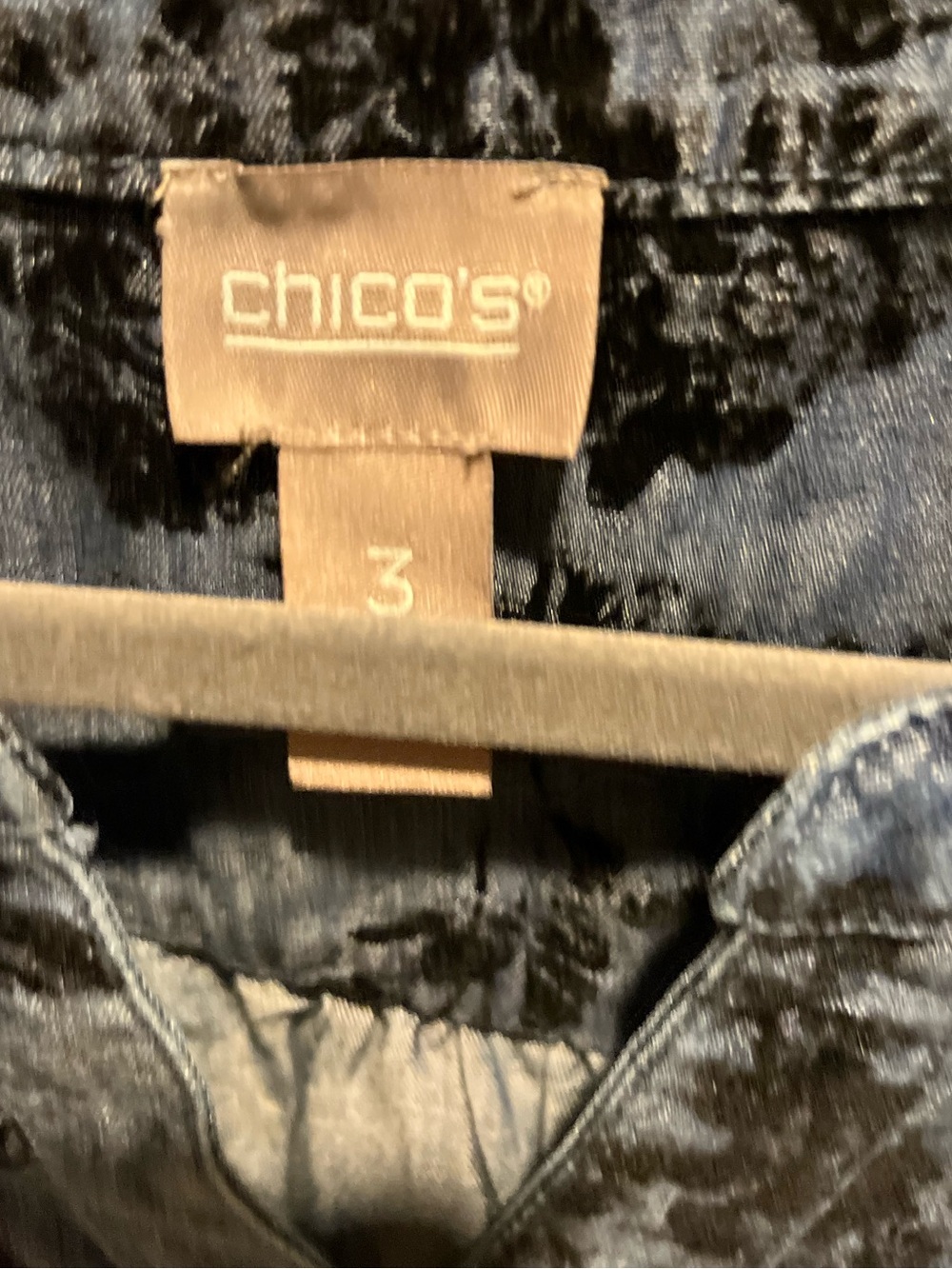 32. WOMENS CHICO’S 3/XL DETAIL TOP - Picture 2 of 5